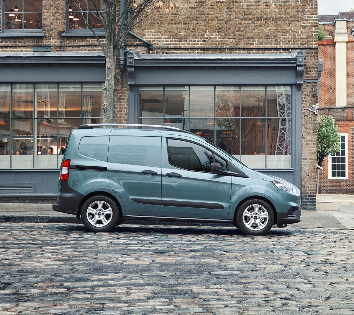 Zijaanzicht van de Ford Transit Courier