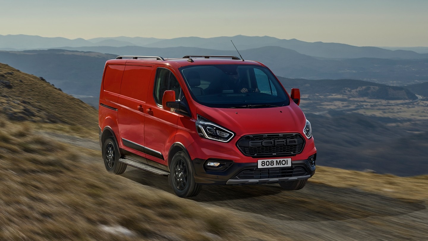 Rode Ford Transit Custom Trail geparkeerd op heuvel