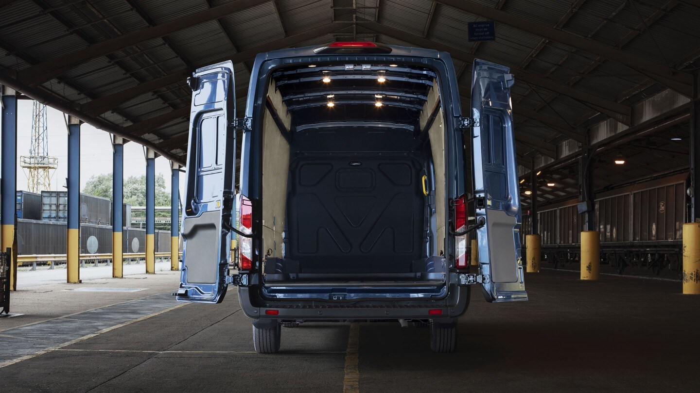 De achterdeuren 270° open bij de Ford Transit