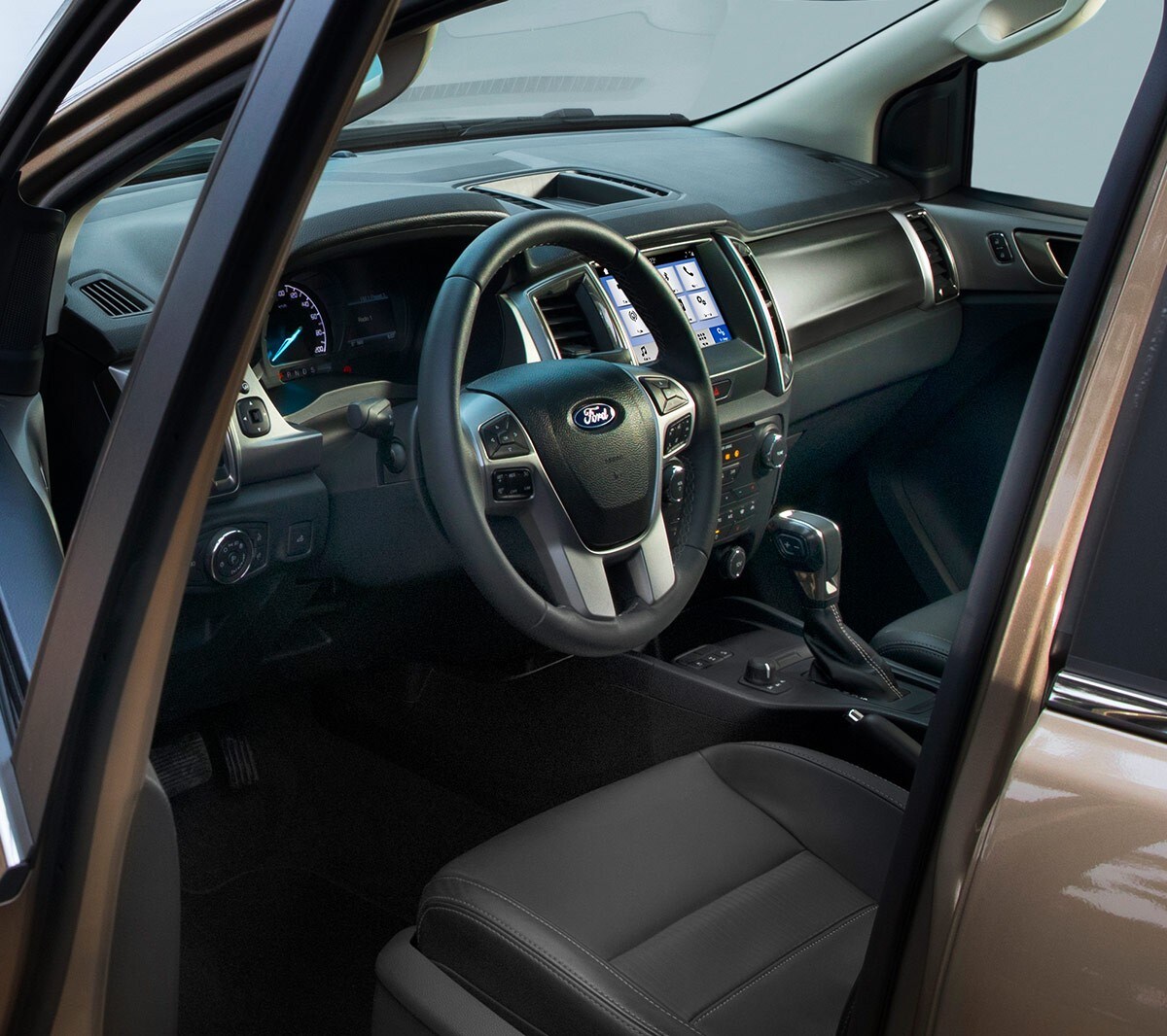 Interieur van de Ford Ranger Wildtrak in Sabre Orange, gezien door de bestuurdersdeur