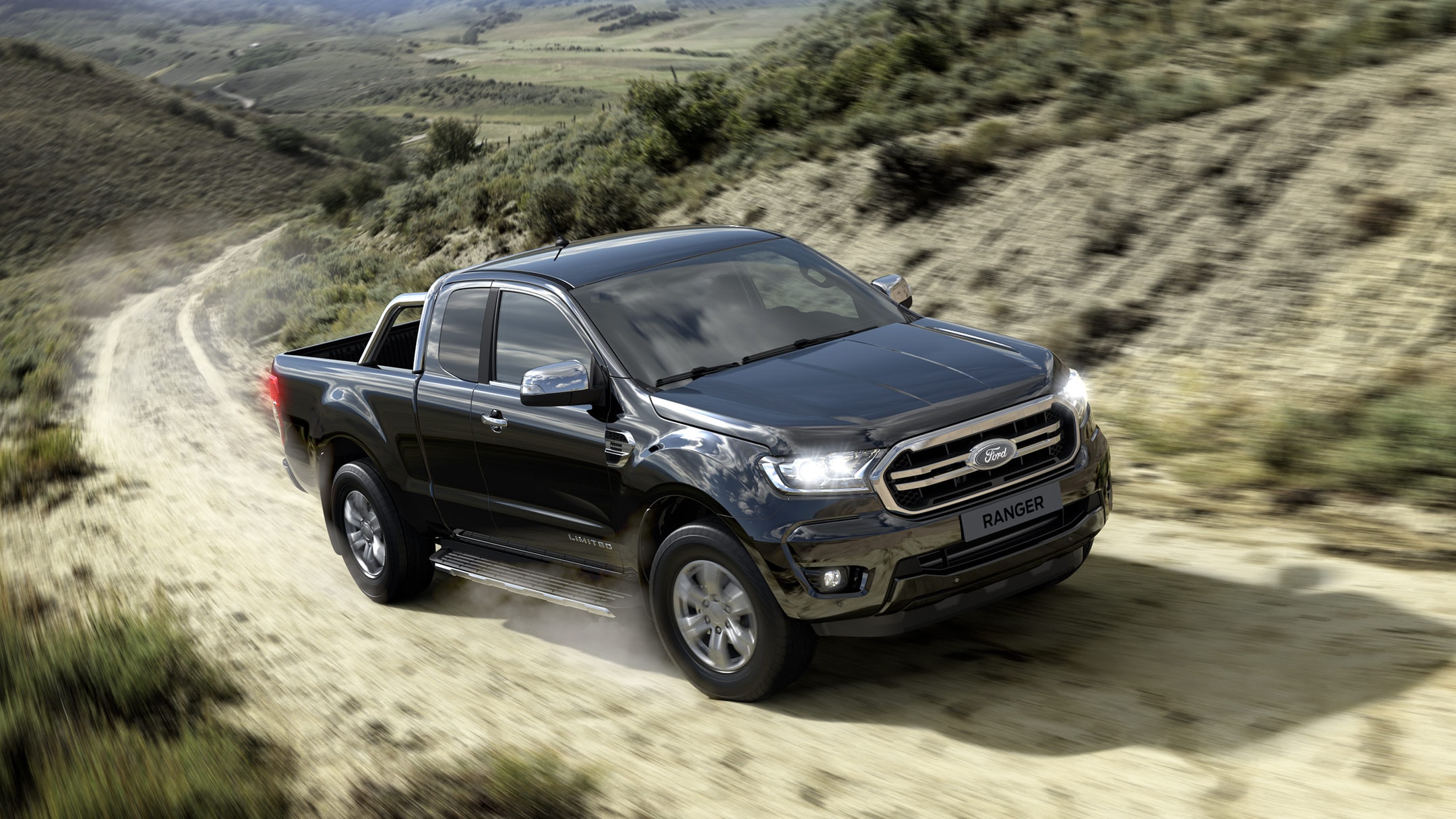 De Ford Ranger Super Cab rijdend door ruig terrein