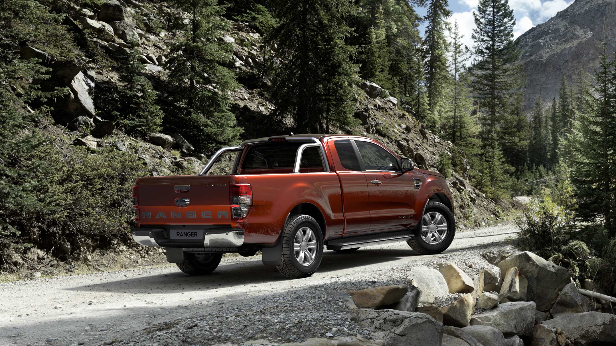 Ford Ranger Super Cab rijdend door de natuur