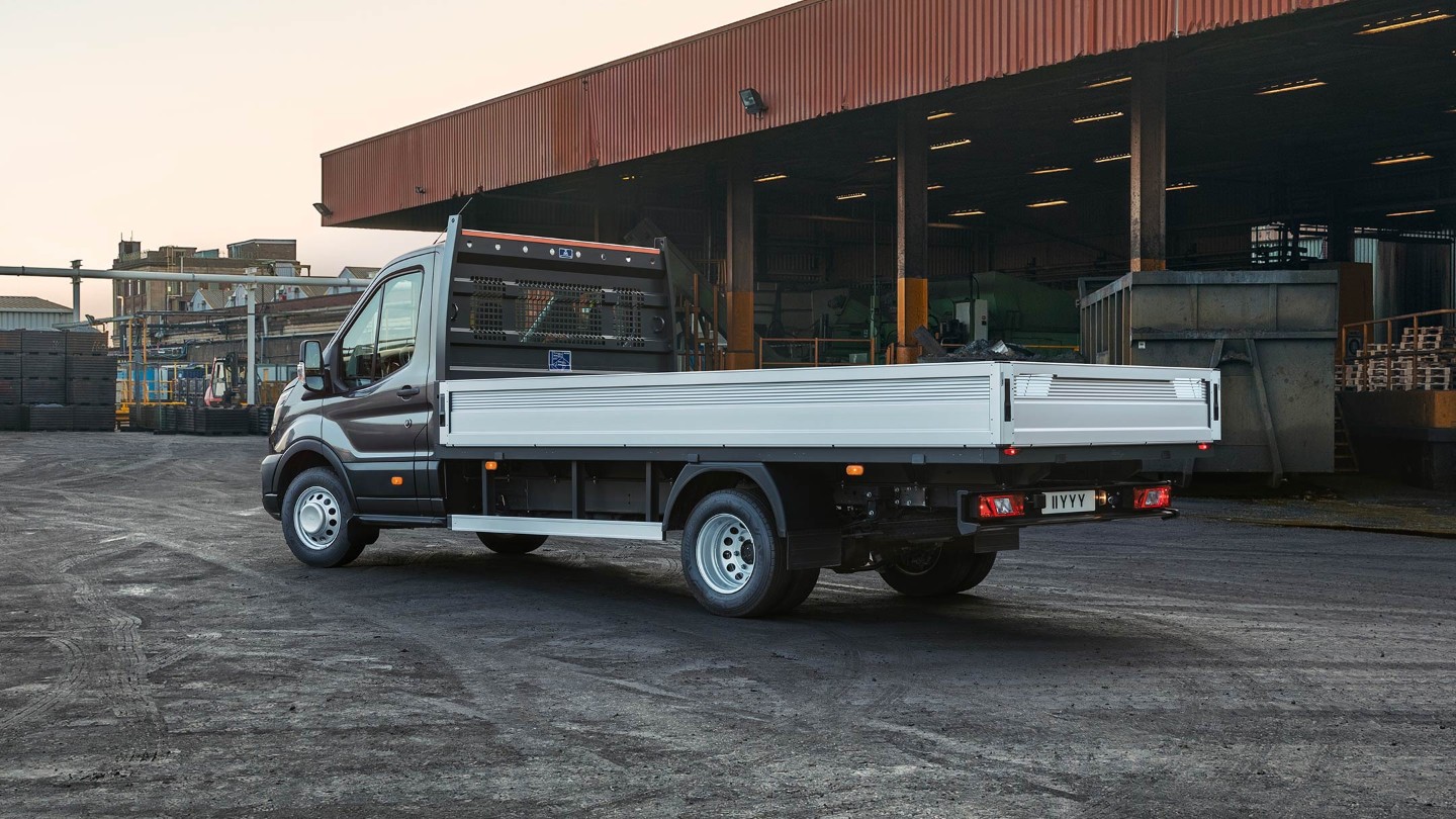 De Ford Transit Chassis Enkele Cabine rijdend over de snelweg