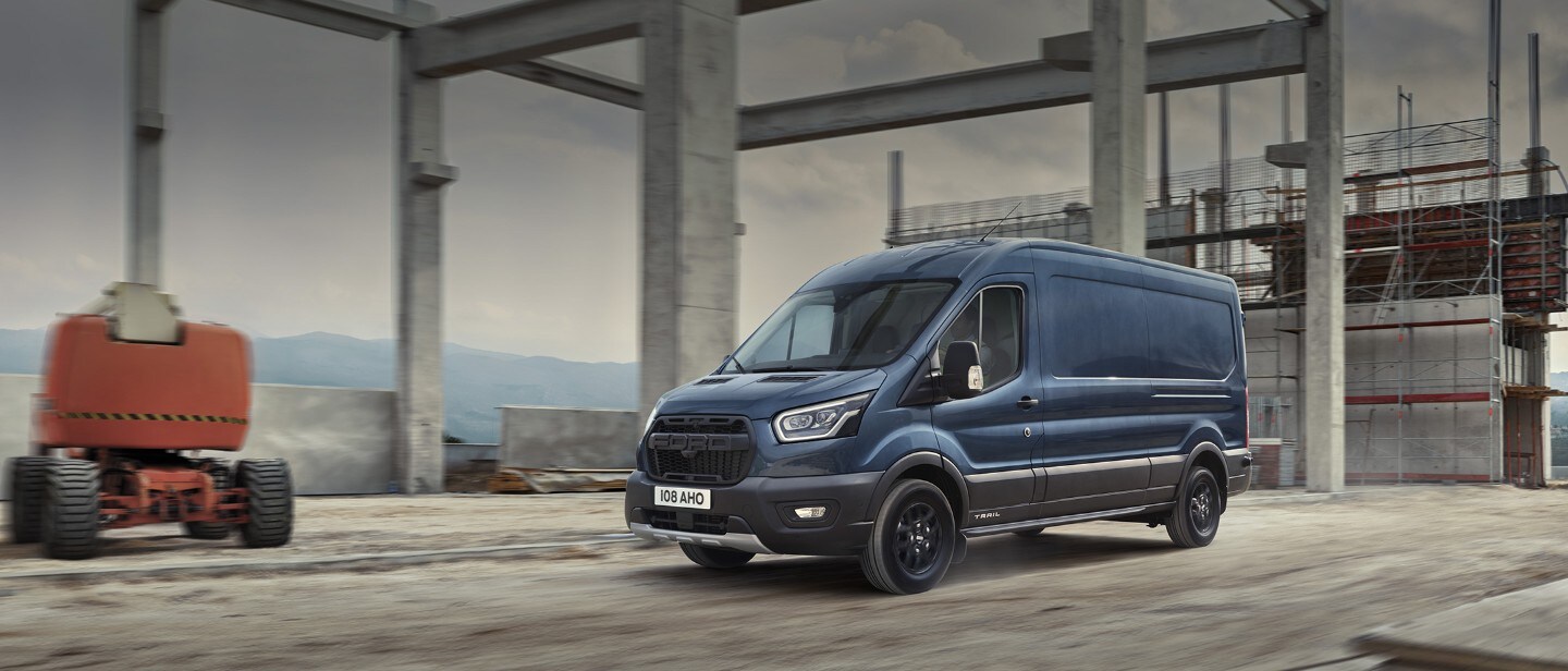 De Ford Transit Trail bij een gebouw in aanbouw