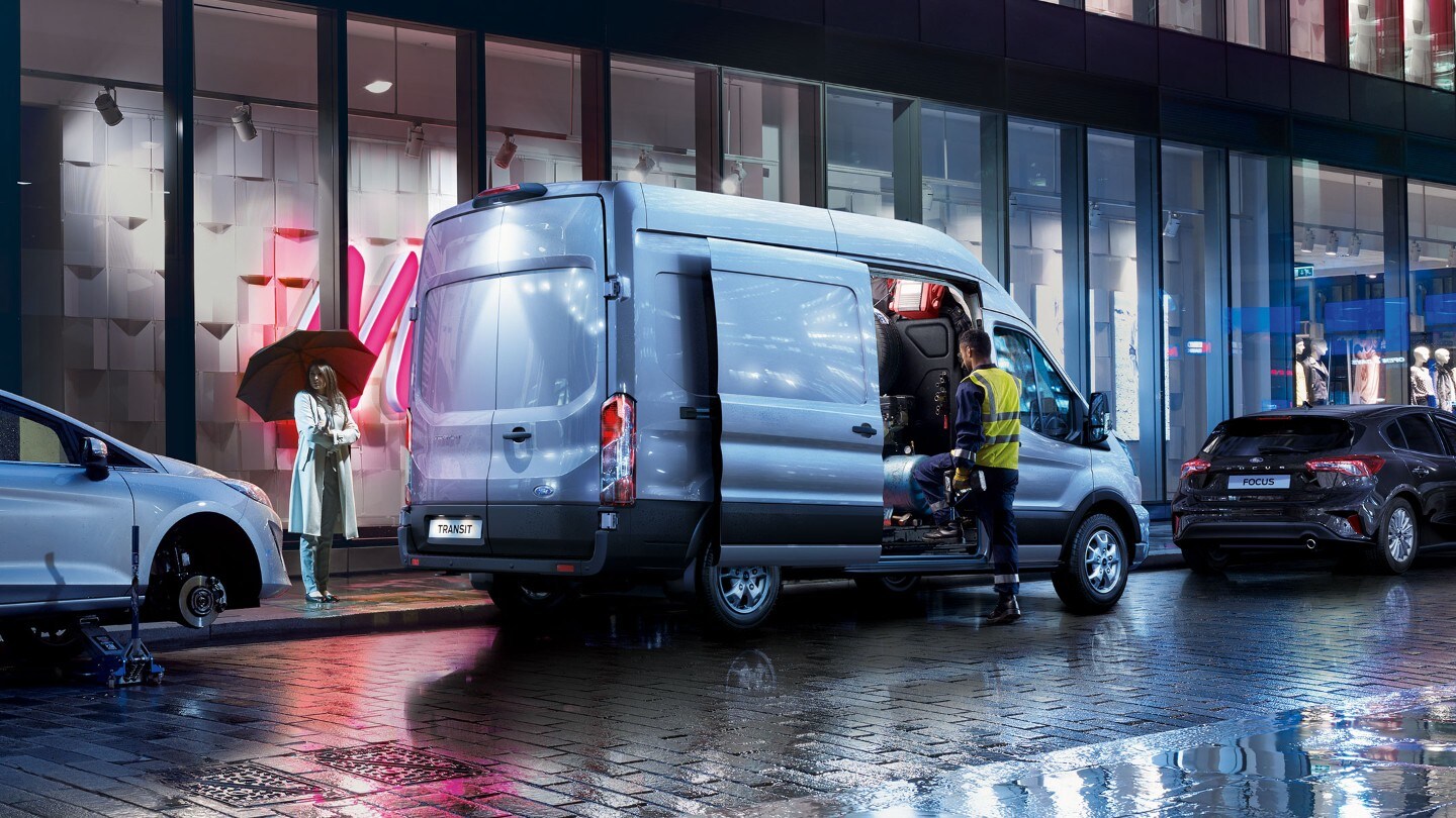 De Ford Transit wordt geladen van de zijkant