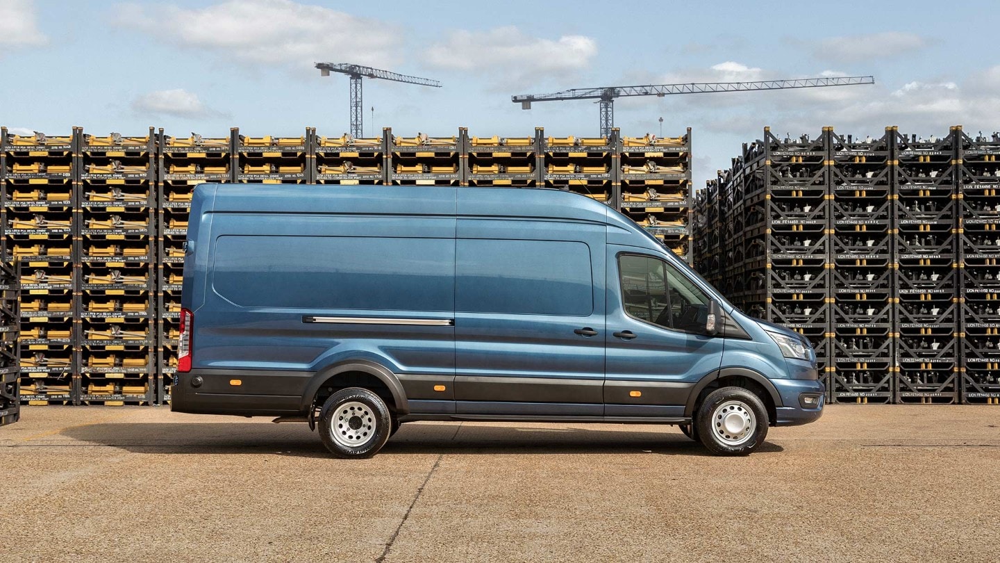 Blauwe Ford Transit rijdt door de stad