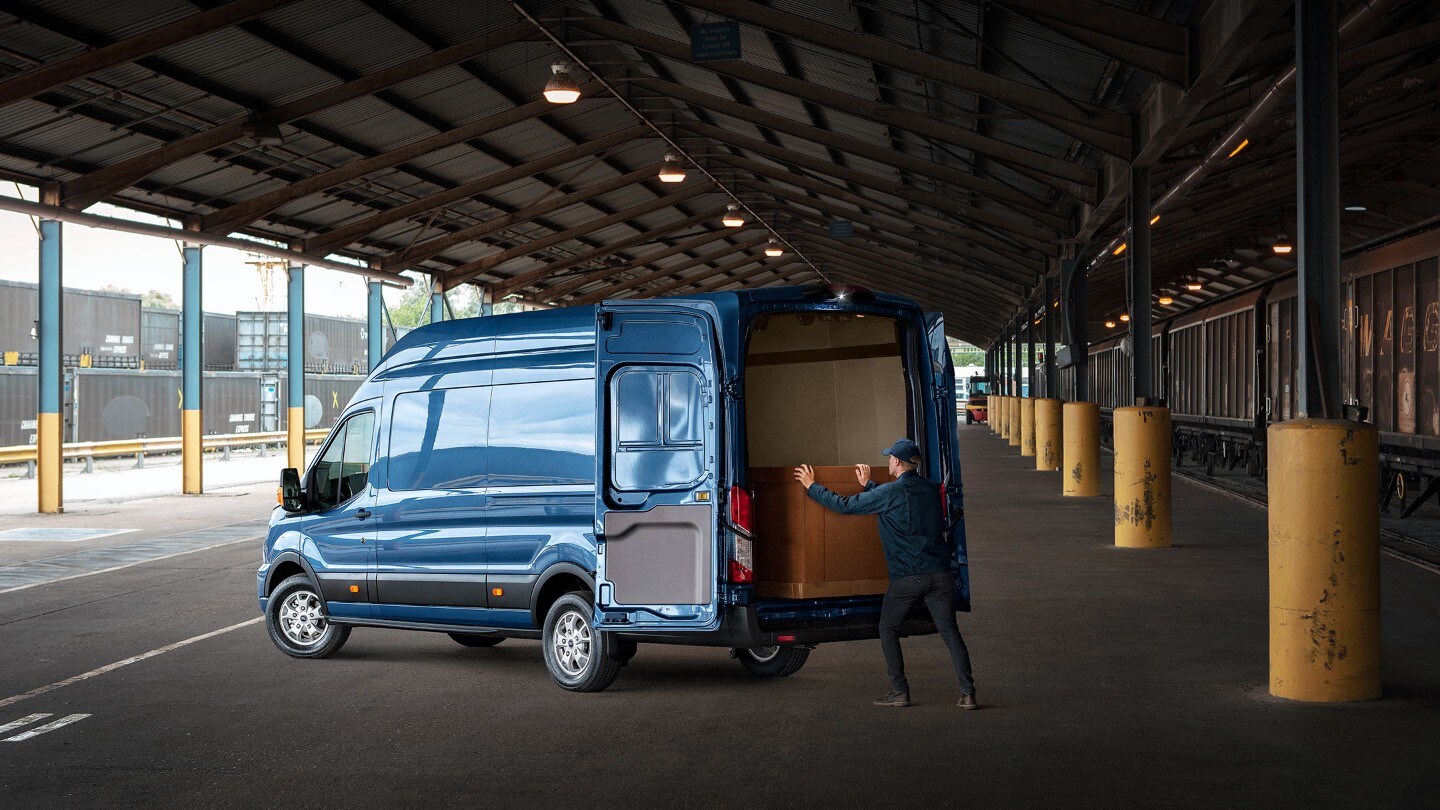 De Ford Transit wordt geladen