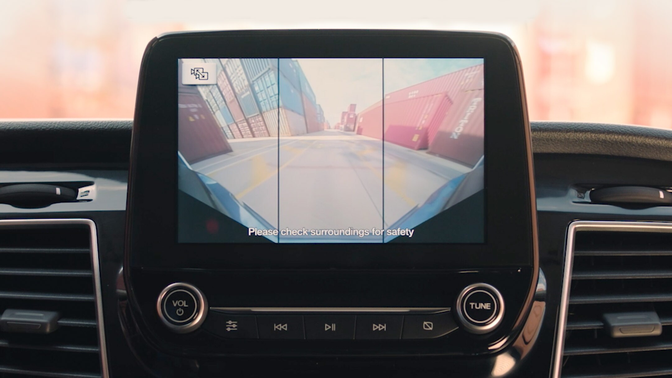 Groot scherm met camerabeelden in de Ford Transit Dubbele Cabine