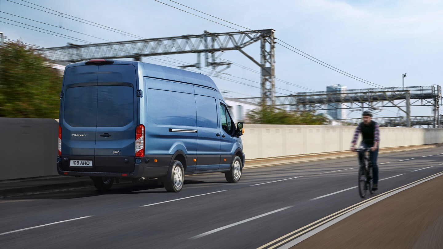 De Ford Transit rijdend op de weg