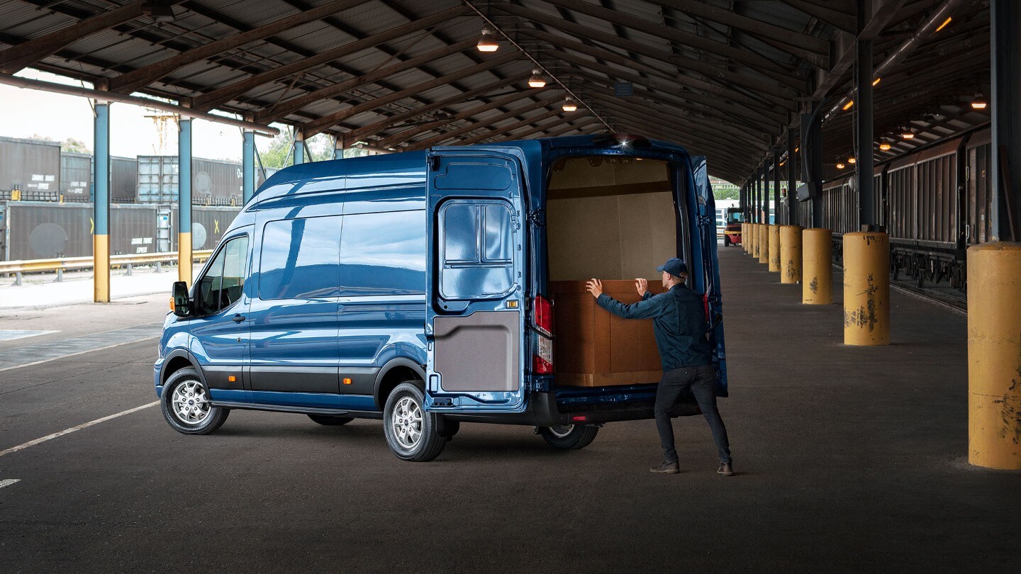 Ford Transit wordt volgeladen