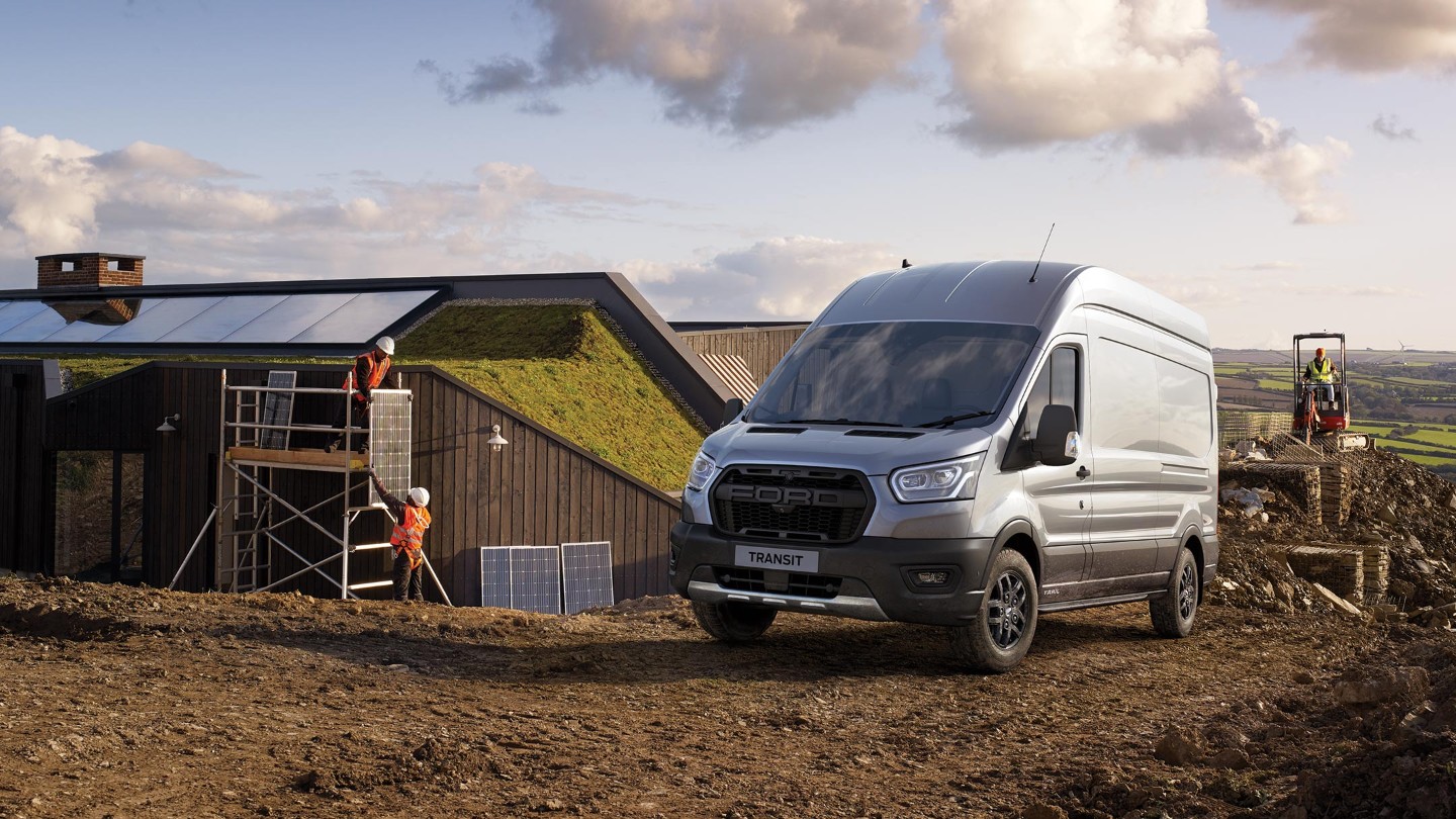 Ford Transit Trail staat geparkeerd op een bouwterrein