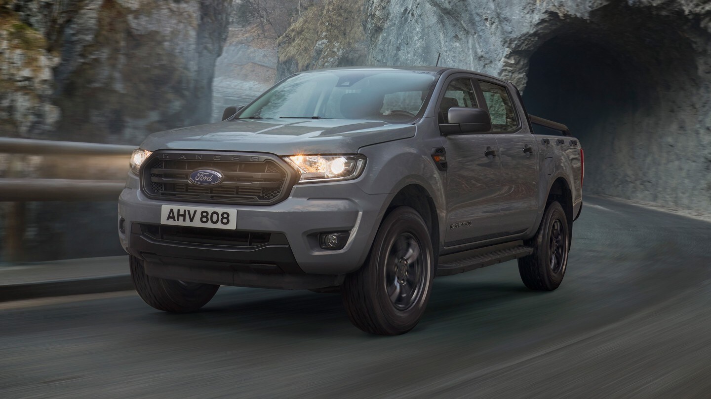 De Ford Ranger Wolftrak rijdt op de weg