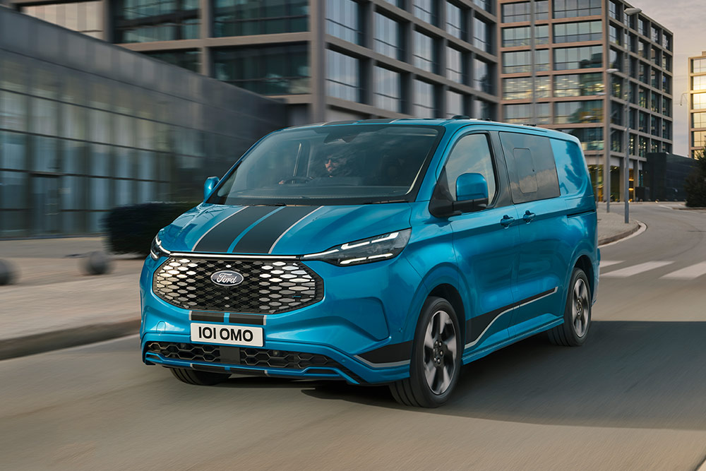 Blauwe Ford E-Transit Custom Sport-bestelwagen met dubbele cabine onderweg in de stad.