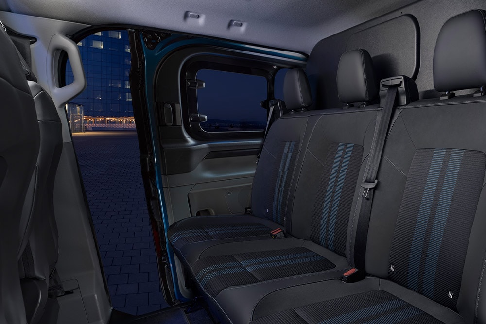 Achteraanzicht van een blauwe elektrische Ford E-Transit Custom-bestelwagen met dubbele cabine