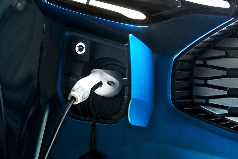 Oplaadpoort van blauwe Ford E-Transit Custom elektrische bestelbus.