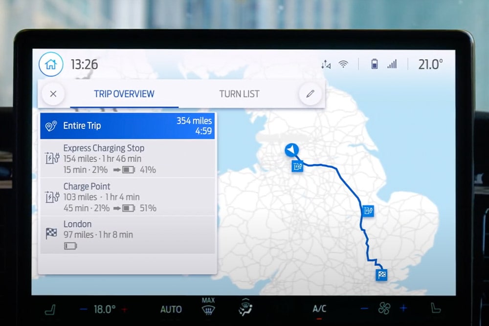 Navigatiescherm in een Ford E-Transit Custom elektrische bestelbus met een ritoverzicht.