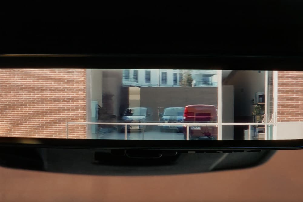 Achteruitkijkspiegel in een Ford E-Transit Custom elektrische bestelbus.