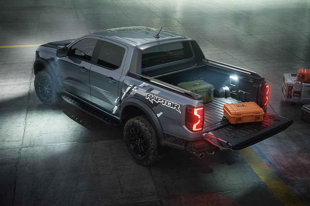 Achteraanzicht van een Ford Ranger Raptor, met nadruk op de externe zoneverlichting van het voertuig.