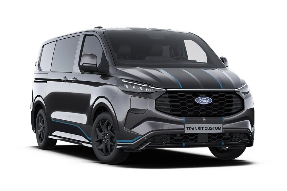 Schuin vooraanzicht links van een donkergrijze Ford Transit Custom Sport Dubbele Cabine met blauwe accenten en zwarte bumperstreep tegen een witte achtergrond.