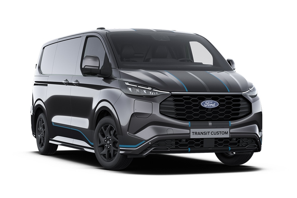 Schuin vooraanzicht links van een donkergrijze Ford Transit Custom Sport bestelwagen met zwarte bumperstreep tegen een witte achtergrond.