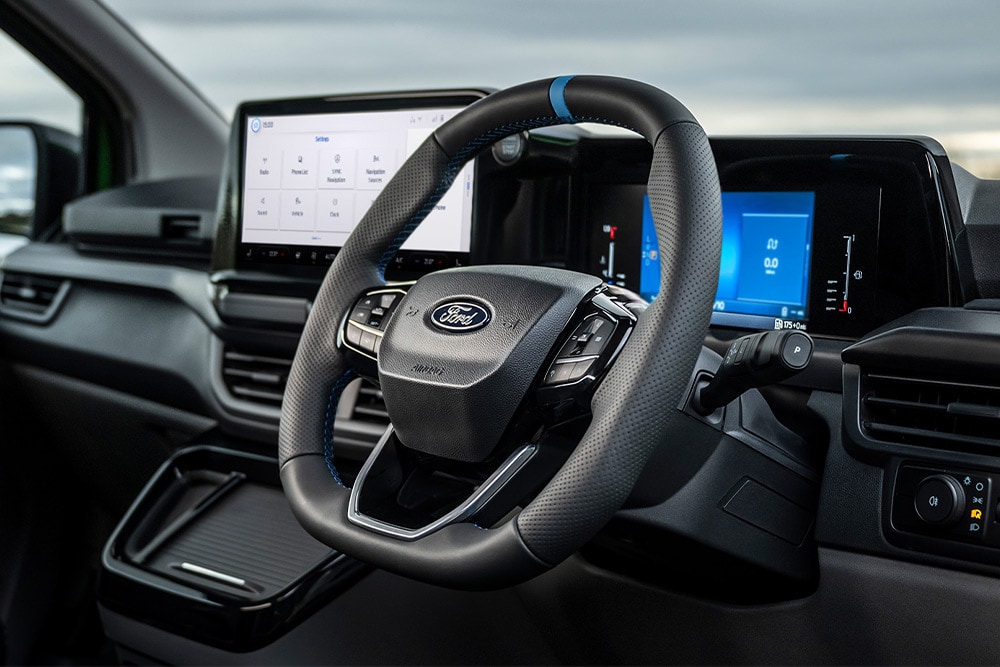 Interieurweergave van het stuur en dashboard van een Ford Transit Custom MS-RT.