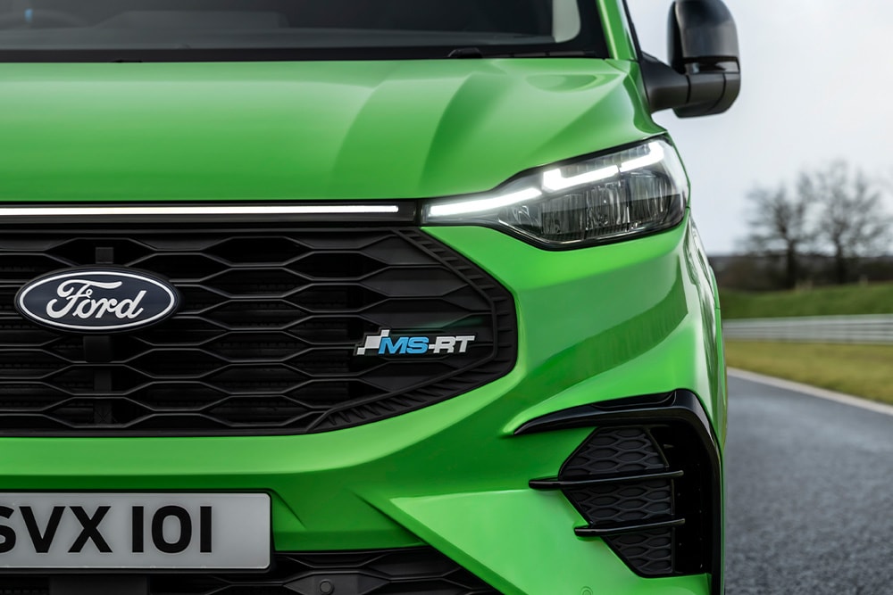 Close-up vooraanzicht van de LED-koplampen en het MS-RT-logo op een groene Ford Transit Custom MS-RT.