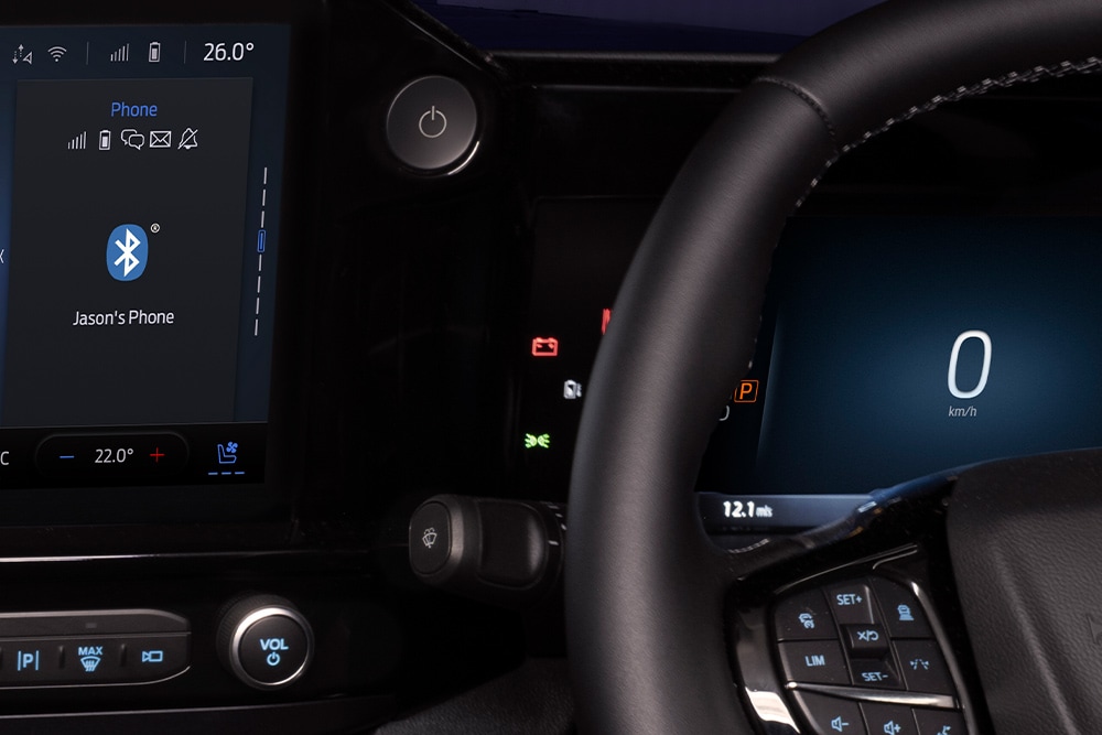 Close-up van de startknop in een Ford E-Transit Custom elektrische bestelbus.