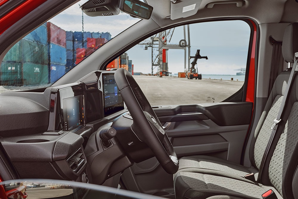 Interieurweergave van het stuur en dashboard van een Ford Transit Custom.