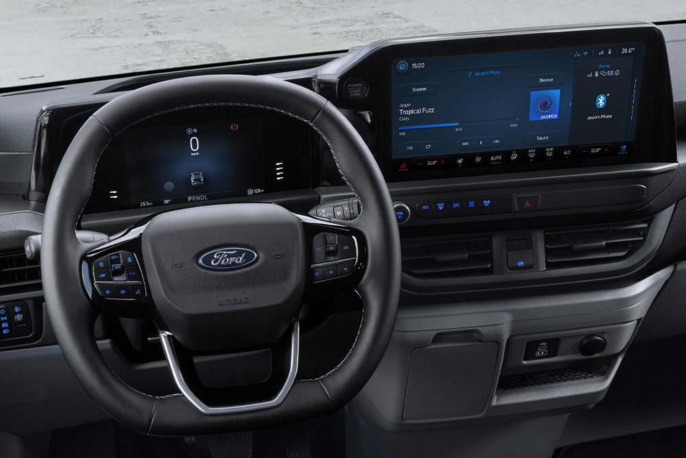Een close-up van het interieur van de Ford Transit Custom, geparkeerd in een steengroeve.