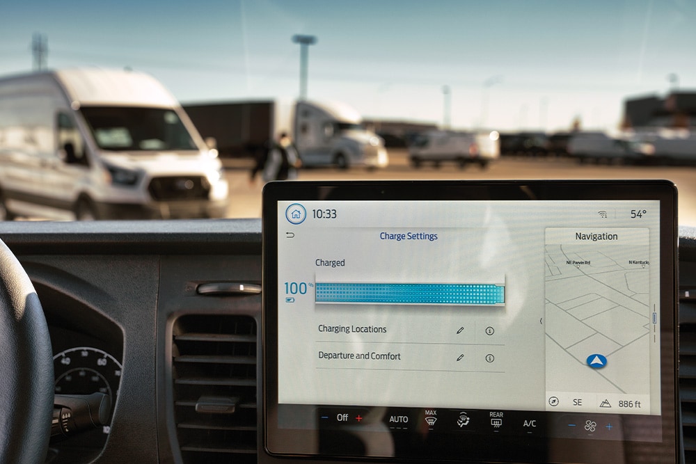 Dashboard van een Ford Transit Custom dat laadinformatie weergeeft.