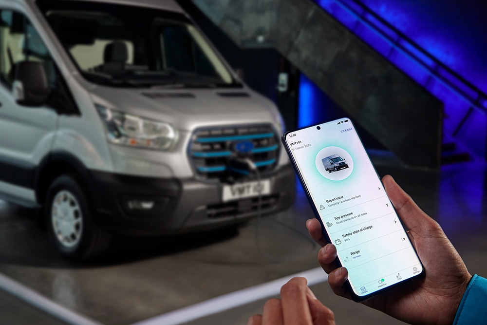 Iemand gebruikt de Ford-app om de laadstatus van een Ford E-Transit te controleren.