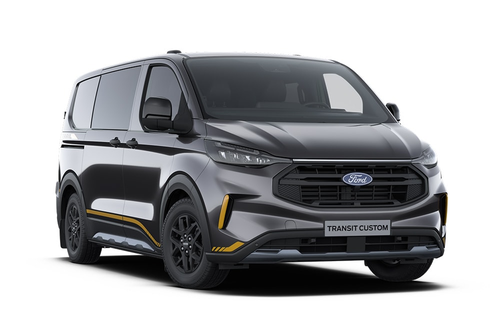 Schuin vooraanzicht links van een donkergrijze Ford Transit Custom Trail Dubbele Cabine met gouden accenten tegen een witte achtergrond.