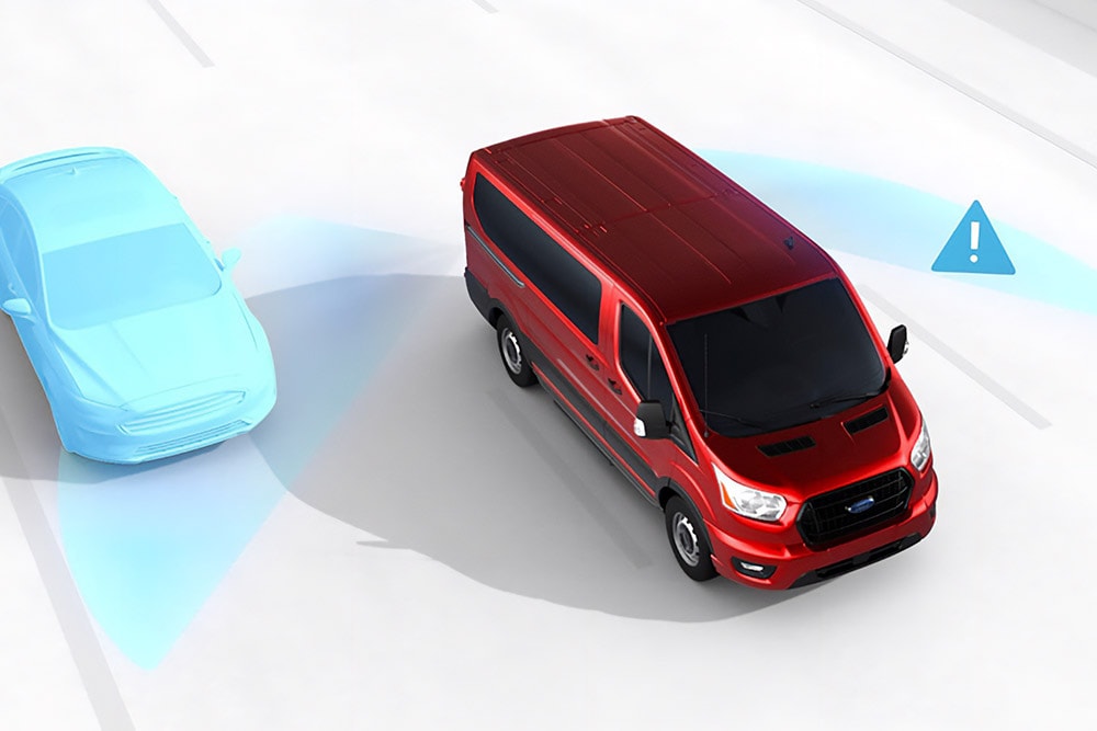 Bovenaanzicht van een rode Ford Transit-bestelwagen met veiligheidswaarschuwingspictogrammen.