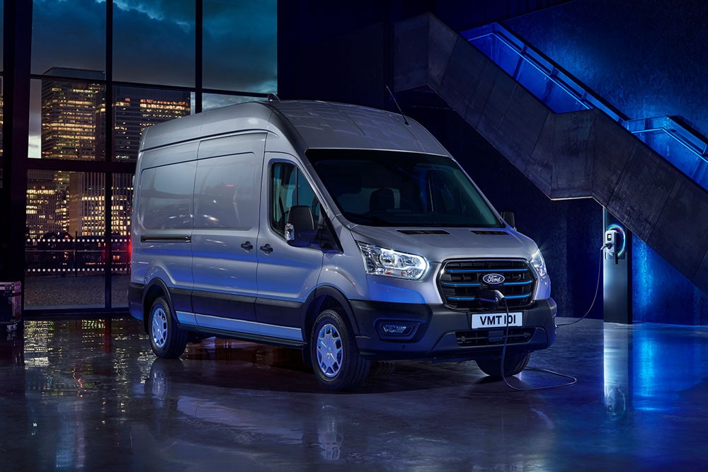 Een Ford E-Transit-bestelwagen geparkeerd bij een oplaadpunt bij een depot.
