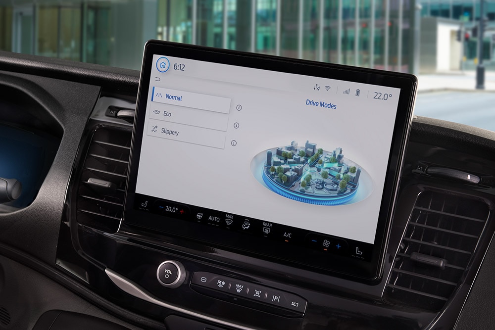 Het dashboard van een Ford E-Transit elektrische bestelwagen met een touchscreen waarop de rijmodi te zien zijn.