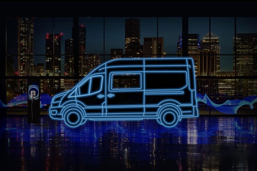 Neonblauwe omtrek van een Ford E-Transit bestelwagen met dubbele cabine en laadstation voor de skyline van een stad.