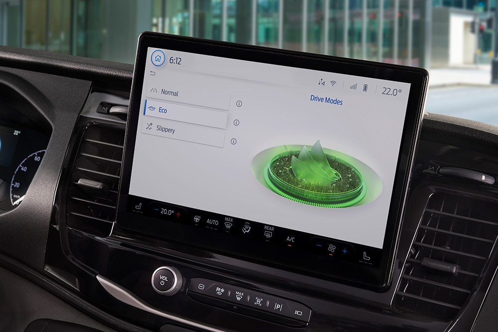 Het dashboard van een Ford E-Transit elektrische bestelwagen met een touchscreen waarop de rijmodi te zien zijn.