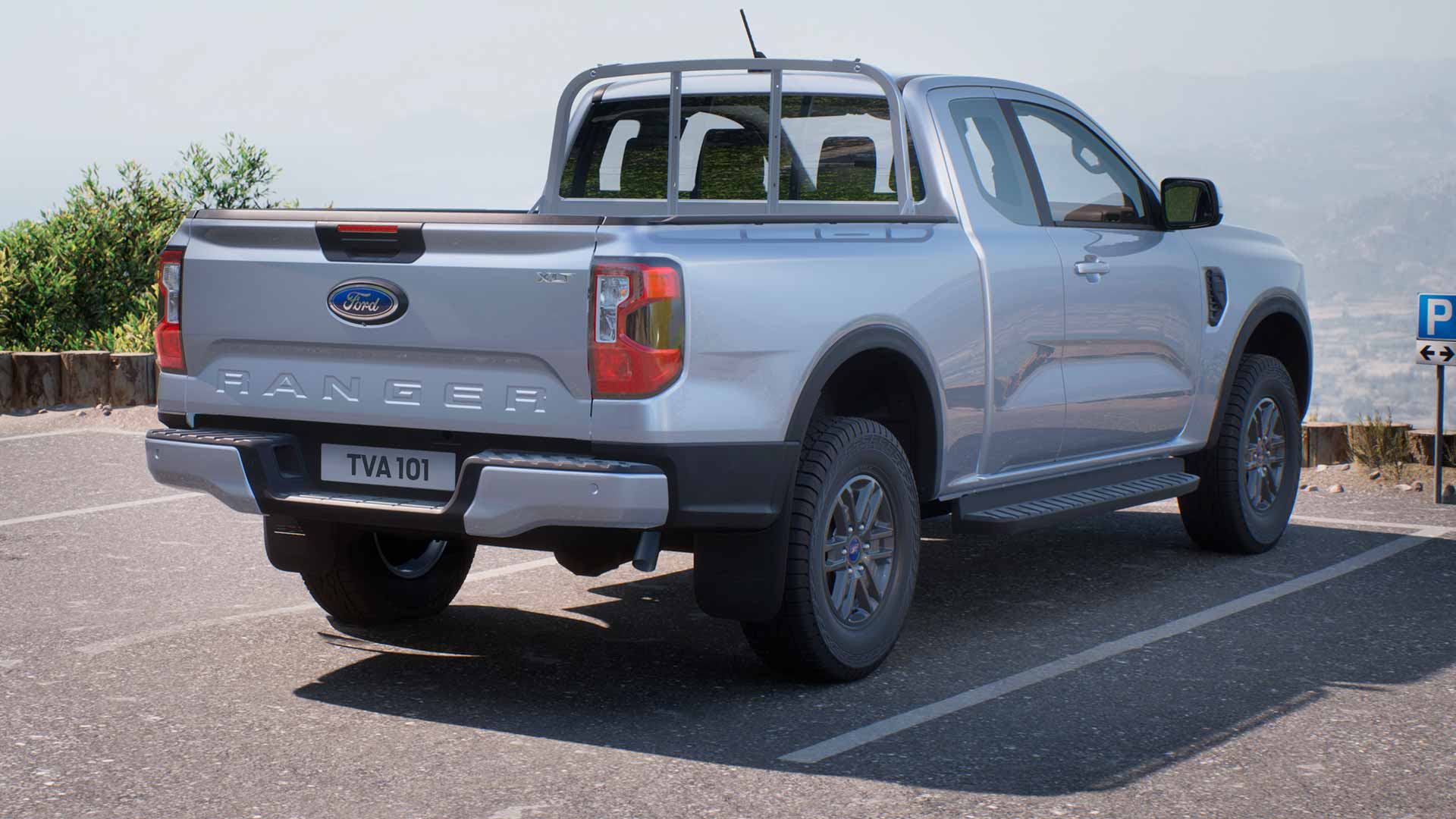 Achterkant van een zilveren Ford Ranger XLT met supercabine die geparkeerd staat.