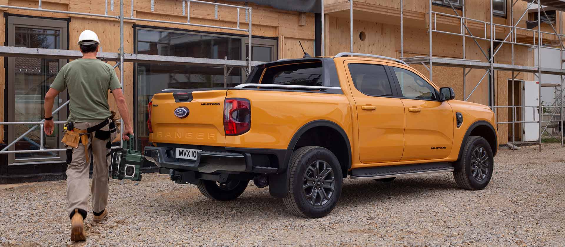 Video van een gele Ford Ranger Wildtrak met dubbele cabine op een bouwplaats, waarin de praktische eigenschappen worden getoond.