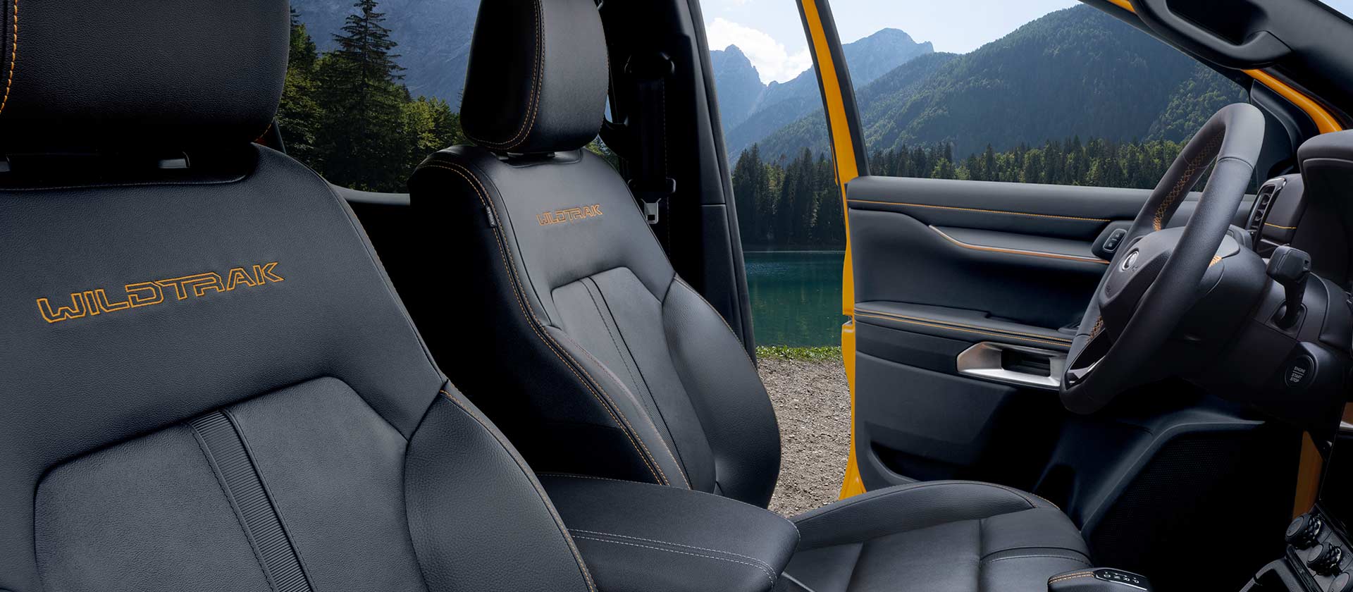 Een Ford Ranger Wildtrak met voorstoelen, inclusief een 6- of 8-voudig verstelbare bestuurdersstoel.