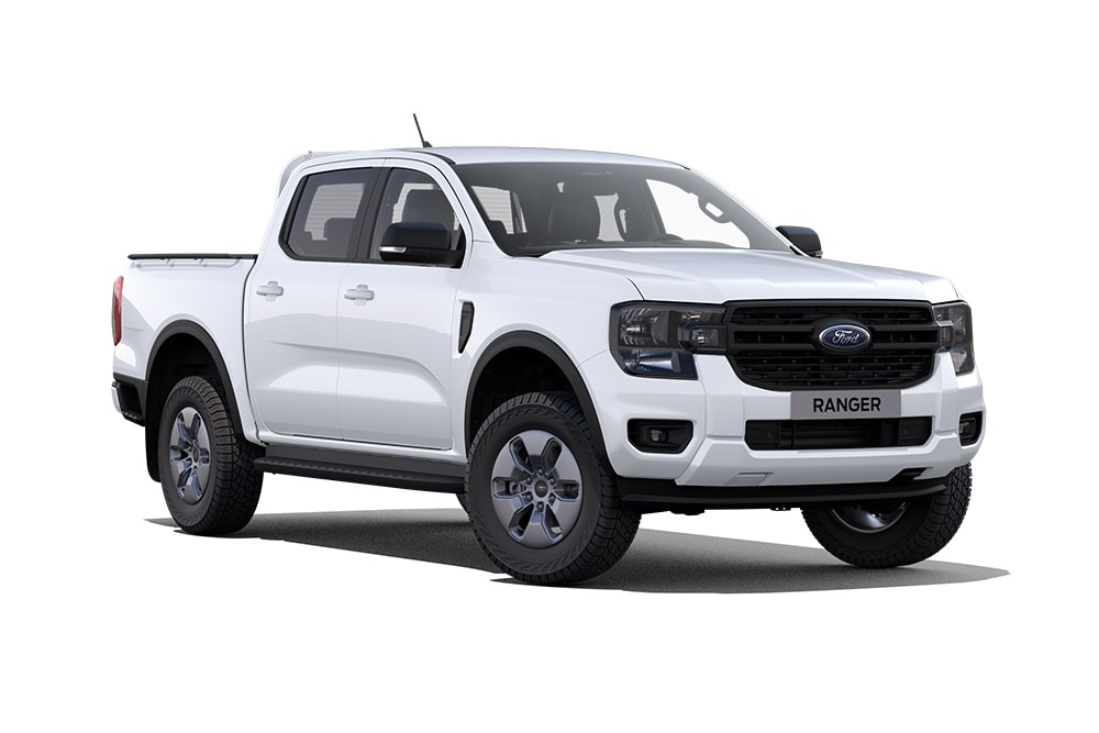 Driekwart vooraanzicht van een witte Ford Ranger PHEV XLT tegen een witte achtergrond.