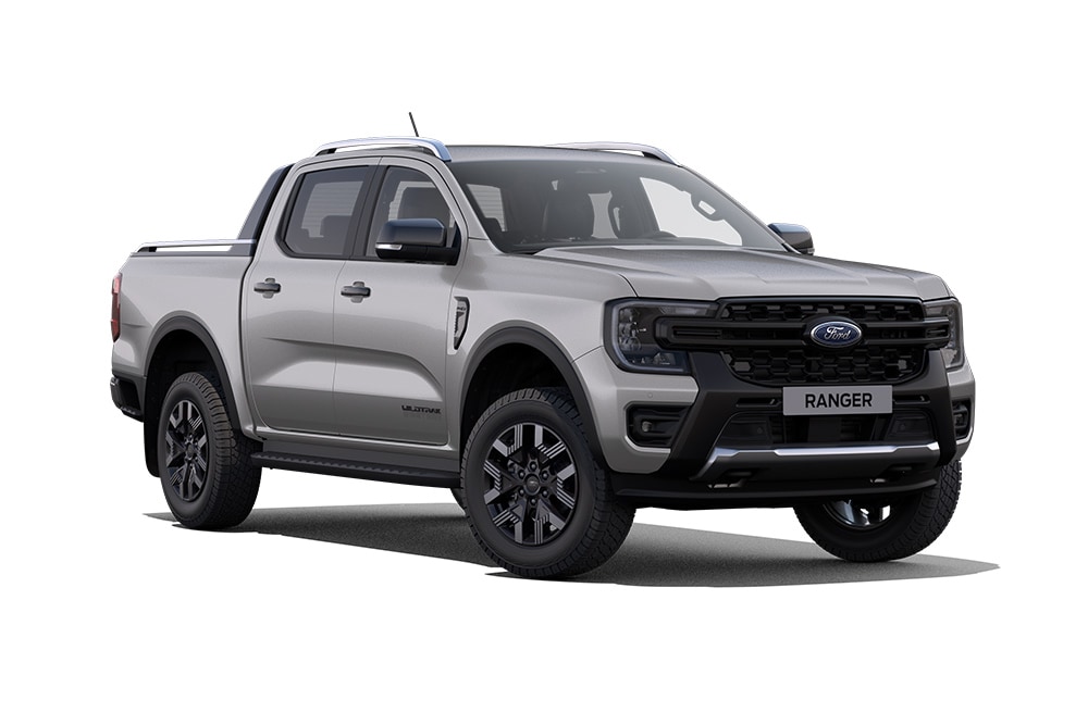 Driekwart vooraanzicht van een zilveren Ford Ranger PHEV Wildtrak tegen een witte achtergrond.
