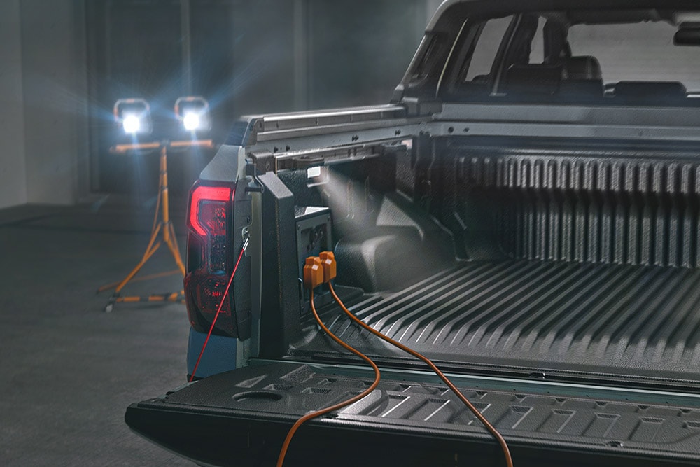 Close-up van de laadbak van de Ford Ranger PHEV die gereedschap oplaadt en over Pro Power OnBoard-verlichting beschikt.