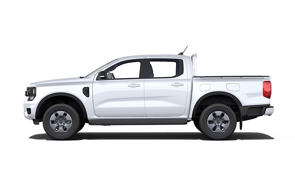 Zijaanzicht van een witte Ford Ranger pick-uptruck met dubbele cabine.