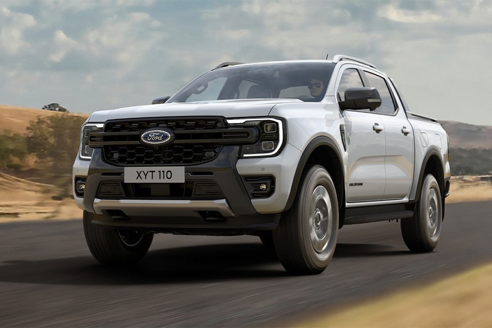 Een Ford Ranger PHEV Stormtrak, rijdend op een landelijke weg.