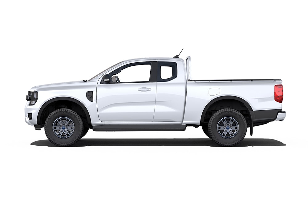 Zijaanzicht van een witte Ford Ranger pick-uptruck met supercabine.