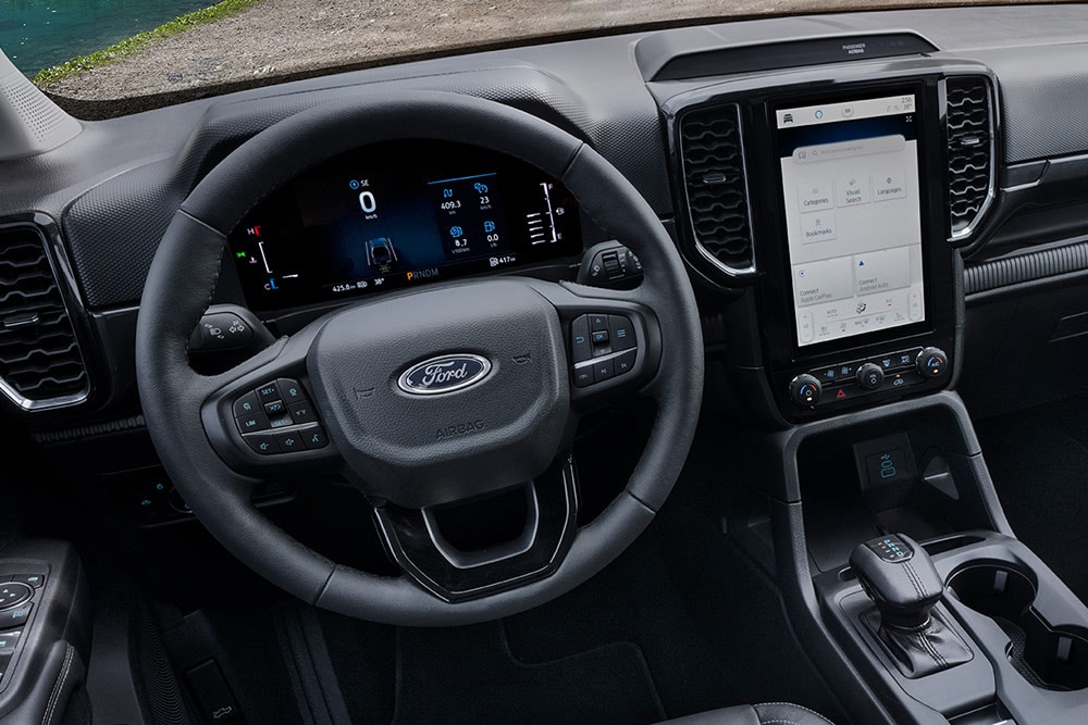 Binnenaanzicht van een Ford Ranger Wildtrak-stuur en de middenconsole met SYNC™ 4 12-inch touchscreen.