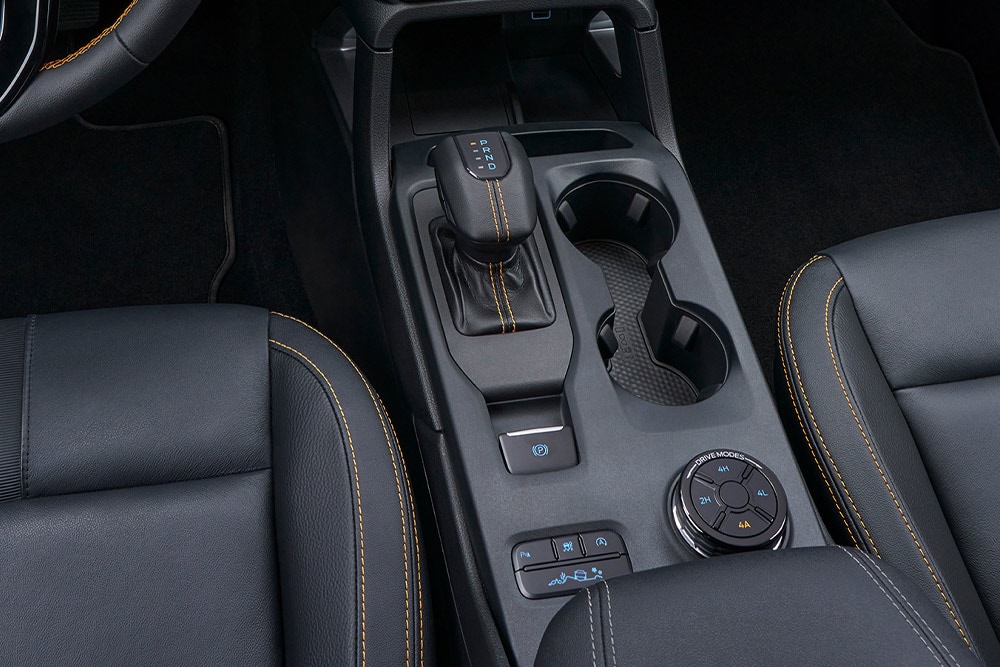 Een Ranger-middenconsole met automatische versnellingsbak, draaiknop voor de rijmodus en bekerhouders.