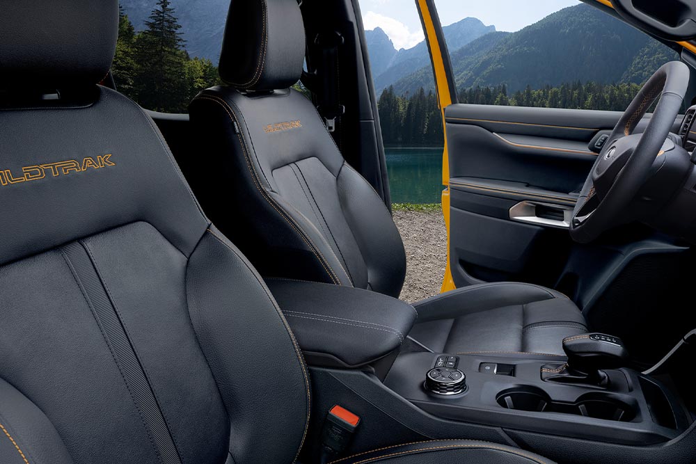 Een Ford Ranger Wildtrak met voorstoelen, inclusief een 6- of 8-voudig verstelbare bestuurdersstoel.