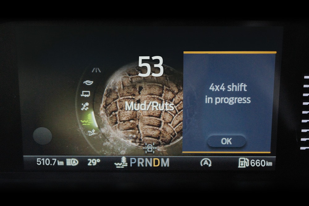 Een close-up van het digitale dashboardscherm met offroad-instellingen en voertuiginformatie in de Ford Ranger.